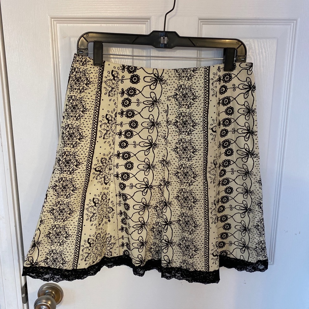 Forever 21 A-Line Skirt. Size Medium. Ivory and Black.